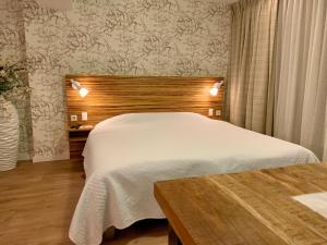 阿姆斯特丹Garden Room and Economy Room的卧室配有白色的床和木制床头板