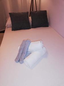 Una cama con dos rollos de papel higiénico. en Central en Patras