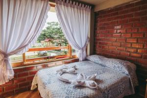 a bedroom with a bed with towels on it at Posada Edelweiss in Oxapampa