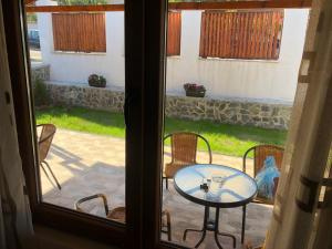 desde la ventana de un patio con mesa y sillas en Vila Rila en Sapareva Banya