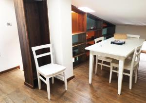 a dining room with a white table and chairs at AURIGA in Pietrapertosa