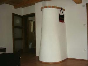 a white pillar in a room with a wall at Martonvendeghaz 1 in Erdeimajor
