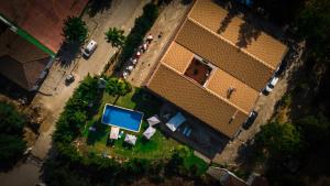 Bazén v ubytování Hotel Restaurante Las Buitreras nebo v jeho okolí