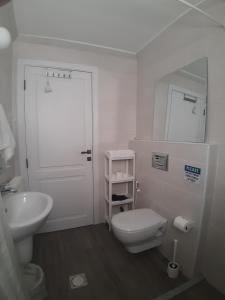 マダバにあるThe Placeのトイレと洗面台を備えた白いバスルーム +32枚の写真