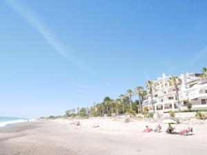 un gruppo di persone sedute sulla spiaggia di Aloha Miami a Miami Platja