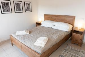 sypialnia z łóżkiem i dwoma ręcznikami na nim w obiekcie Casa Pace e Gioia w mieście Tolentino +37 zdjęć