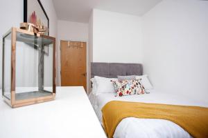 Een bed of bedden in een kamer bij Oakstays City Centre Gem