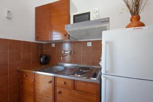 cocina con fregadero y nevera blanca en Apartment A4 sea view, en Igrane