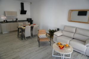 una sala de estar con un sofá y una mesa en Apartamentos Ondeanos, en La Carolina 23 fotos más