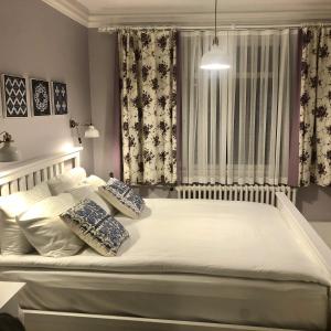 Кровать или кровати в номере Mehmet Bey Suites