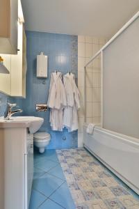 La salle de bains bleue est pourvue d'un lavabo, de toilettes et d'une baignoire. dans l'établissement Hotel Stella di Mare, à Budva