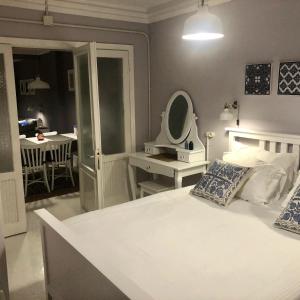 sypialnia z łóżkiem z lustrem i stołem w obiekcie Mehmet Bey Suites w Stambule
