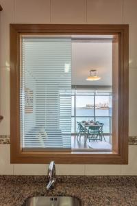 Фотография из галереи APARTAMENTO EN PRIMERA LINEA DE PLAYA RiAZOR в городе А-Корунья +3 фотографии