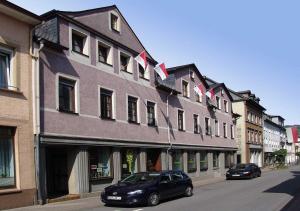 a black car parked in front of a building at Himmelbett-Ferienwohnung Oberwesel in Oberwesel