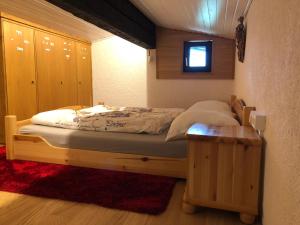 เตียงในห้องที่ Landhaus Osttirol