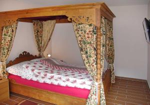 a bedroom with a canopy bed with curtains at Himmelbett-Ferienwohnung Oberwesel in Oberwesel
