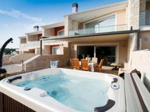 Bazén v ubytování Villa Bobos place with Jacuzzi and Sauna 46D nebo v jeho okolí