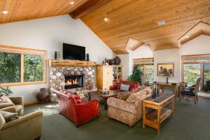 A seating area at Park City Homes by White Pines Solamere