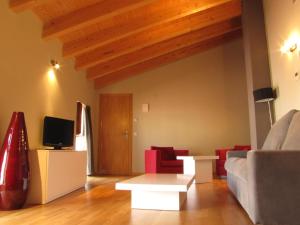 A television and/or entertainment centre at Hotel Portal Del Matarraña