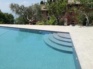 Bazén v ubytování Dama del Lago nebo v jeho okolí