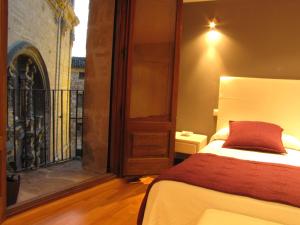 A bed or beds in a room at Hotel Portal Del Matarraña