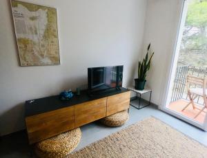 a living room with a fish tank on a dresser at Apartamento nuevo en el centro con garaje in Cadaqués