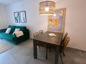 een woonkamer met een tafel en een bank bij Apartamento nuevo en el centro con garaje in Cadaqués