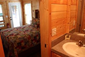 Postel nebo postele na pokoji v ubytování Lone Fir Resort