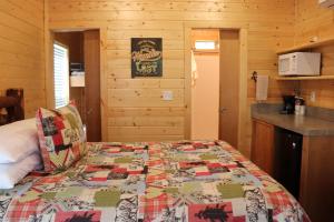 Postel nebo postele na pokoji v ubytování Lone Fir Resort