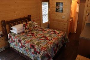 Postel nebo postele na pokoji v ubytování Lone Fir Resort