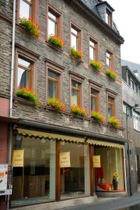 un bâtiment avec de nombreuses fenêtres et des boîtes de fleurs dans l'établissement Traben Apartments "TenVIK", à Traben-Trarbach
