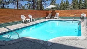 a swimming pool with chairs and a table at GetAways at Snow Lake Lodge in Big Bear Lake