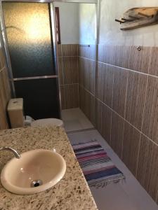 a bathroom with a sink and a shower at Chalés Alternativa Sítio in Conceição da Ibitipoca