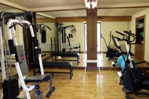 The fitness centre and/or fitness facilities at Dúplex de invitados en medio del bosque