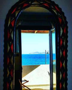 ファヴィニャーナにあるAjamolaのガラスのドアから海の景色を望めます。