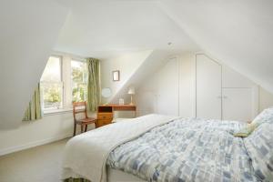 Tempat tidur dalam kamar di Cardross Holiday Cottages