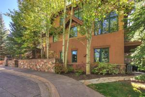 duży ceglany budynek z chodnikiem przed nim w obiekcie Cozy & Central Arrowhead Village Townhome Condo w mieście Edwards