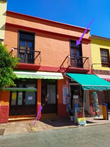 ein farbenfrohes Gebäude mit einem Drachen davor in der Unterkunft Apartamento La Peatonal in San Sebastián de la Gomera