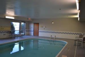 The swimming pool at or close to Country Inn & Suites by Radisson, Fairview Heights, IL