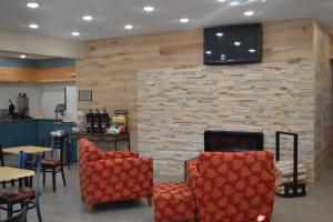 Khu vực lounge/bar tại Country Inn & Suites by Radisson, Fairview Heights, IL