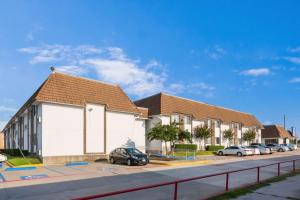 un edificio con auto parcheggiate in un parcheggio di Motel 6-Duncanville, TX - Dallas a Duncanville