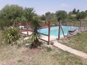 een zwembad met een hek eromheen bij Postal Serrana in Villa Parque Siquiman