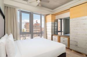 - une chambre avec un lit blanc et une grande fenêtre dans l'établissement Hyatt Union Square New York, à New York