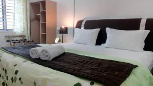Un pat sau paturi într-o cameră la Tropicana Home Concept@Saujana KLIA, Sepang