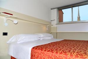 トリノにあるホテル アマデウス E テアトロのベッドルーム(ベッド1台、窓付)
