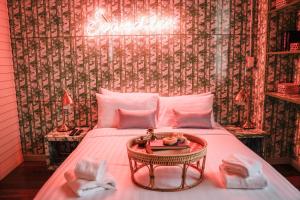 Postel nebo postele na pokoji v ubytování Azure Hostel Bangkok