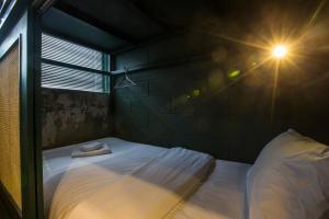 Postel nebo postele na pokoji v ubytování Azure Hostel Bangkok