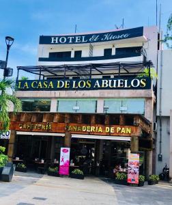 um hotel com uma placa que diz la casa de los lobos em Hotel El Kiosco em Acapulco