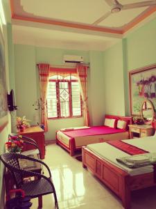 1 dormitorio con 2 camas, mesa y silla en Yen Minh Hotel Thien An en Na Thôn