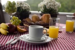 Opciones de desayuno para los huéspedes de Cabanas do Araça Villa